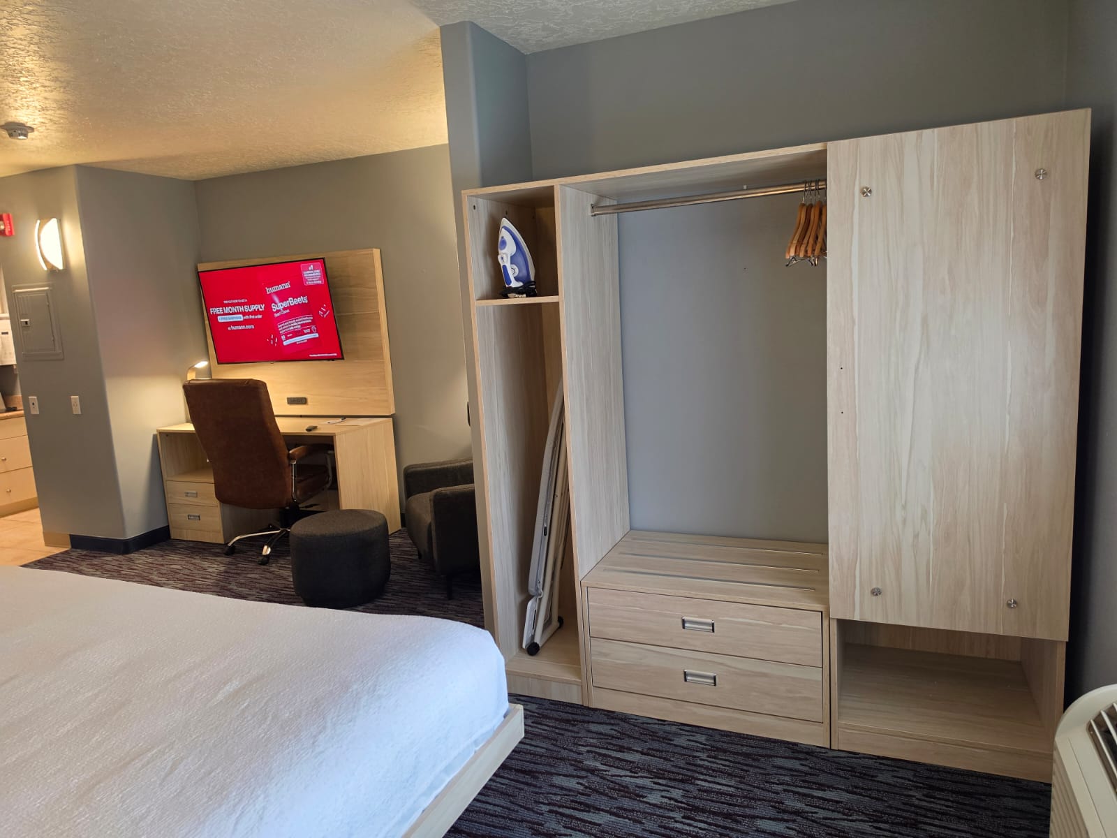 Open closet with hanging rail, drawers and luggage rack — Best Western Vernal Inn, Vernal Utah