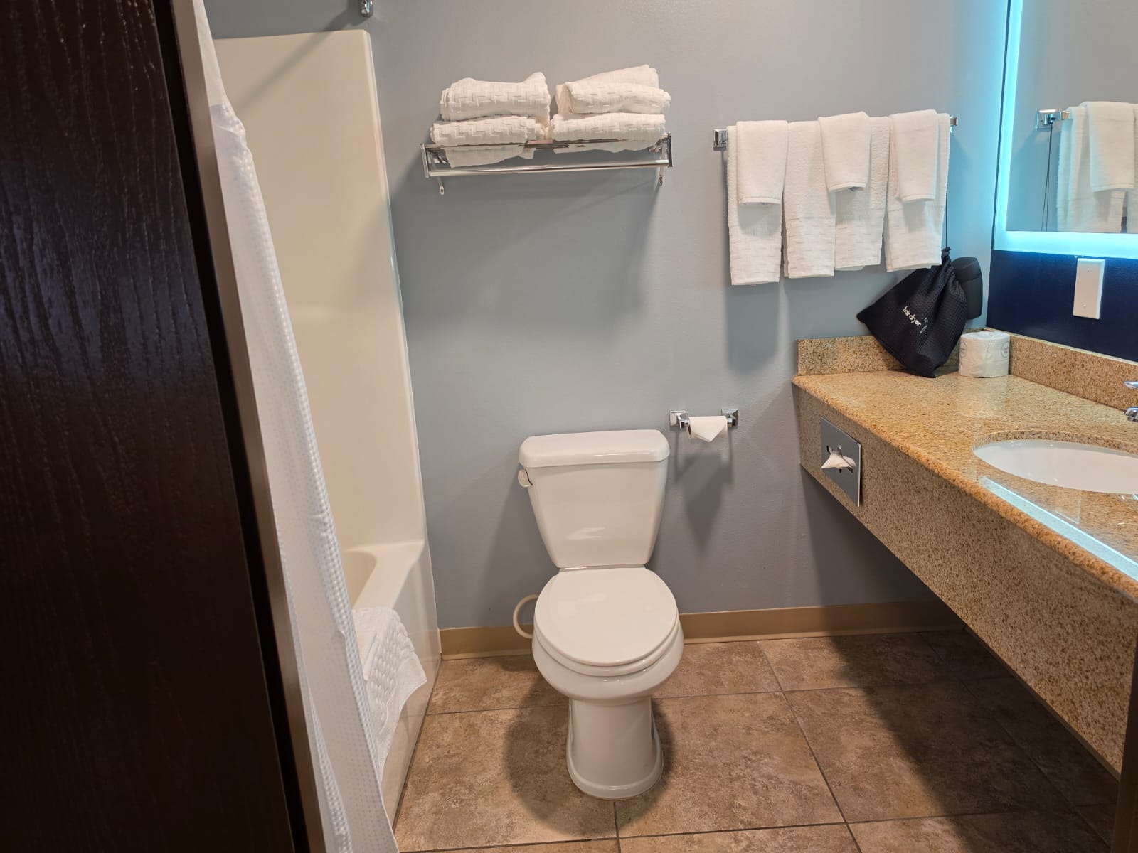 Guest bathroom with tub, toilet and granite vanity — Best Western Vernal Inn, Vernal Utah